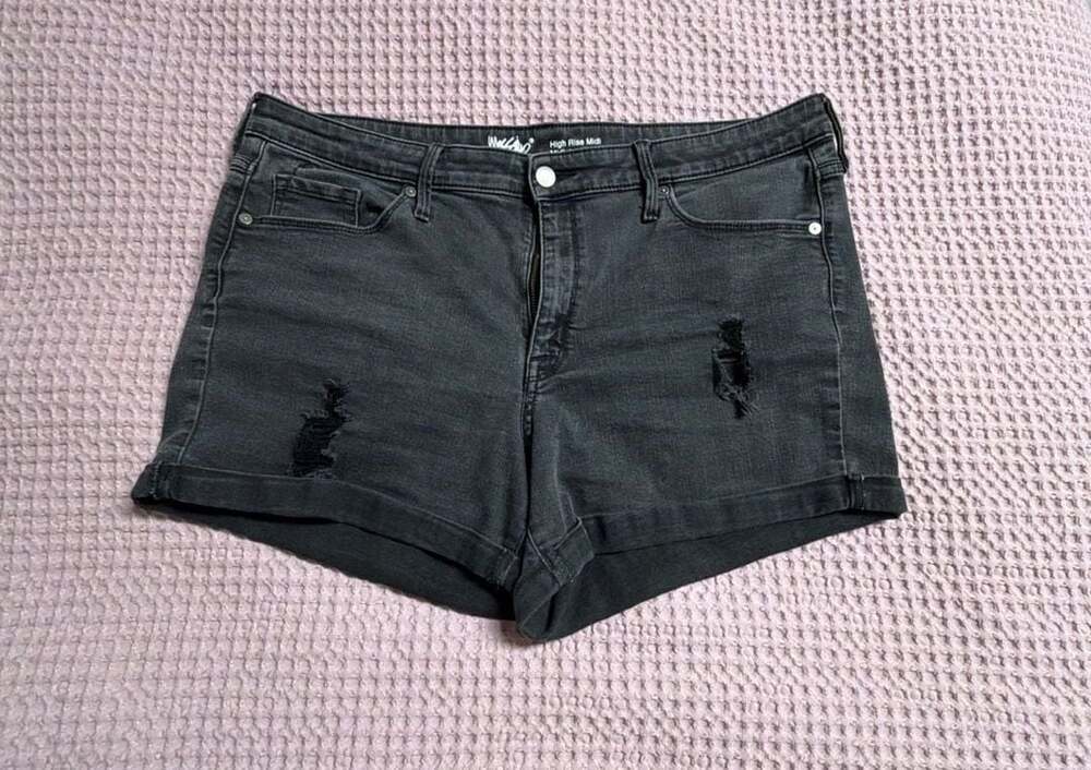 Mossimo High Rise Midi Denim Shorts Size 18 Black Distressed Cuffed /134